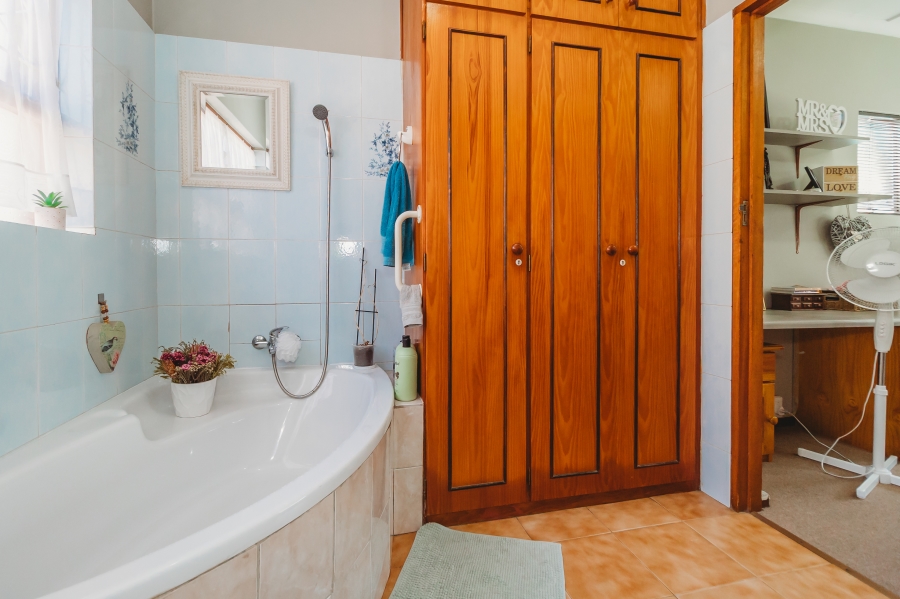 5 Bedroom Property for Sale in Heatherlands Western Cape